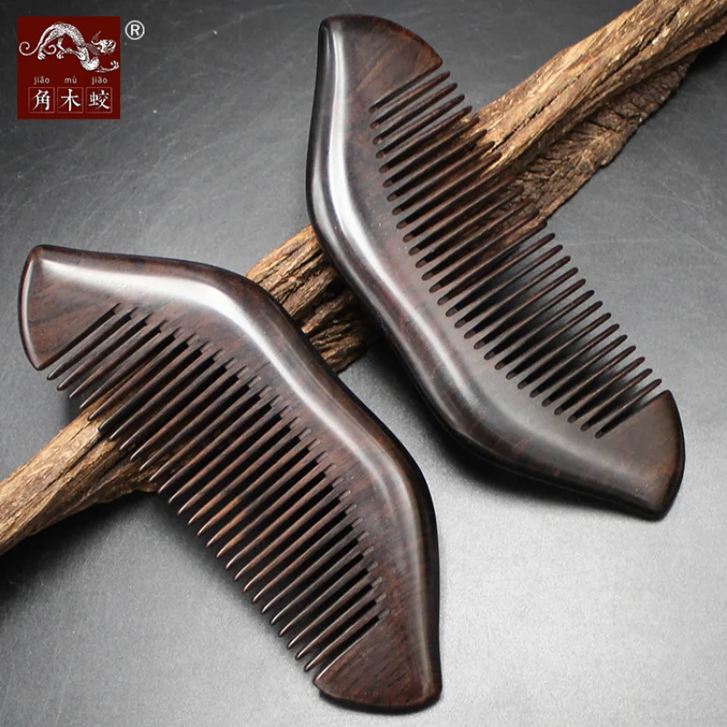 

Расческа из черного эбенового сандалового дерева с мелкими зубцами, имитирующая рога бабочки-стрекозы.