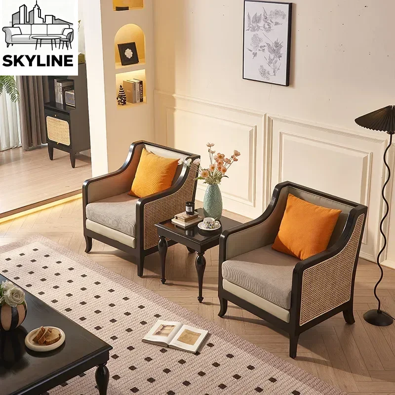 Dreiteiliges Set aus Rattan-Massivholz-Einzelsofastuhl und Teetisch