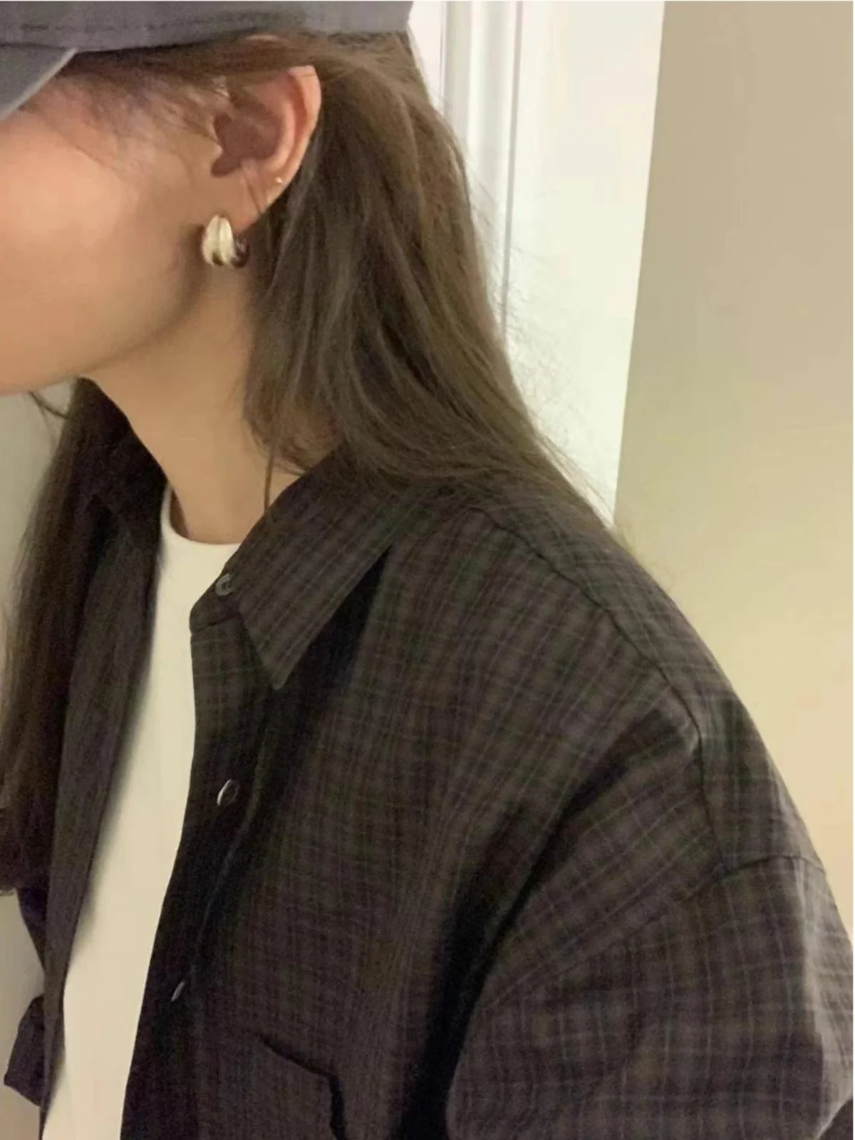 Csa Fena Casual de Manga Longa com Estampa Xadrez Retrô Solta, Detalhe de Botão, Material de Aodão, Gola Dobrável