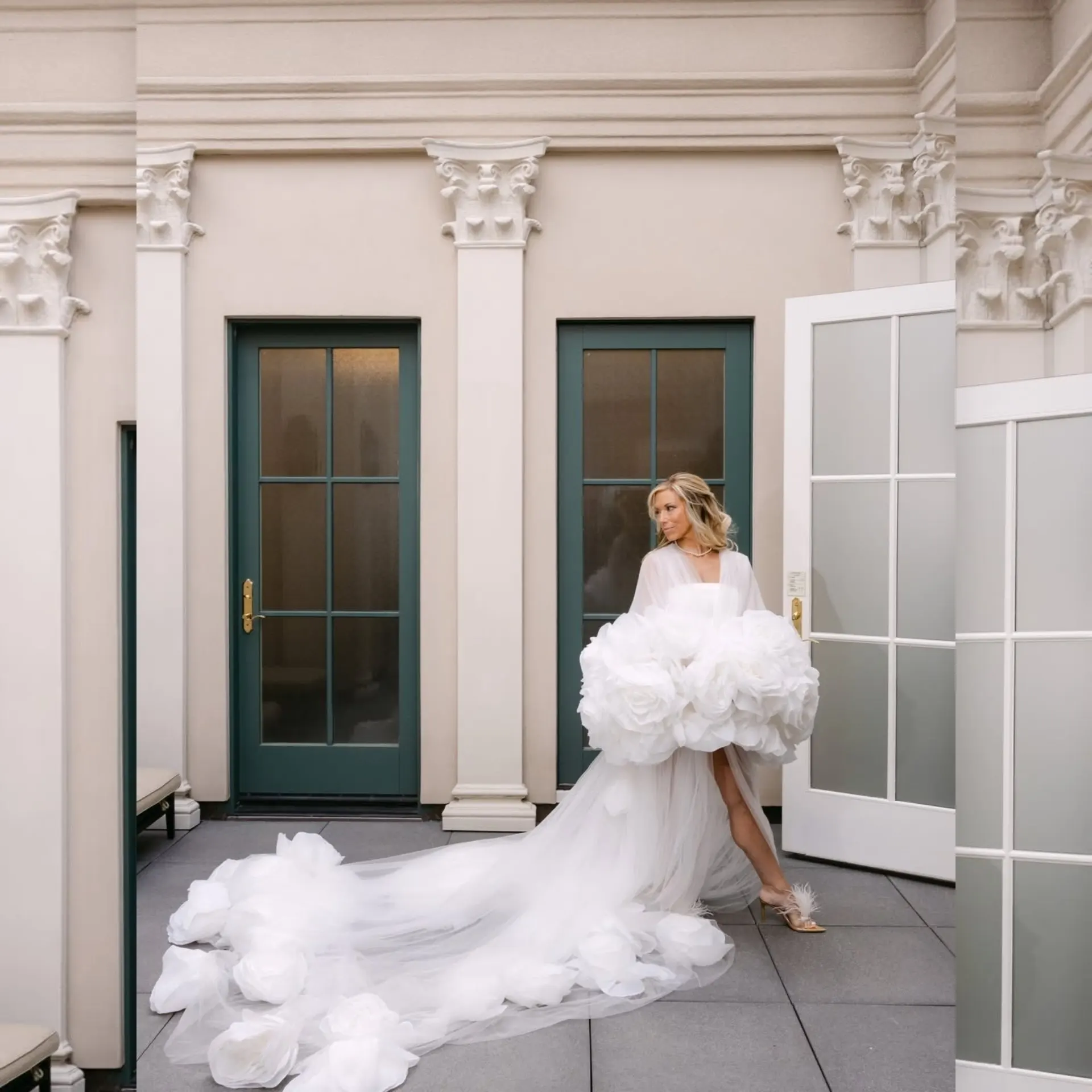 Eleganter weißer Brautumhang aus transparentem Tüll mit 3D-Blumenapplikationen – lange Hochzeits-Wickelrobe für die Zeremonie, Brautvertuschung mit Schleppe