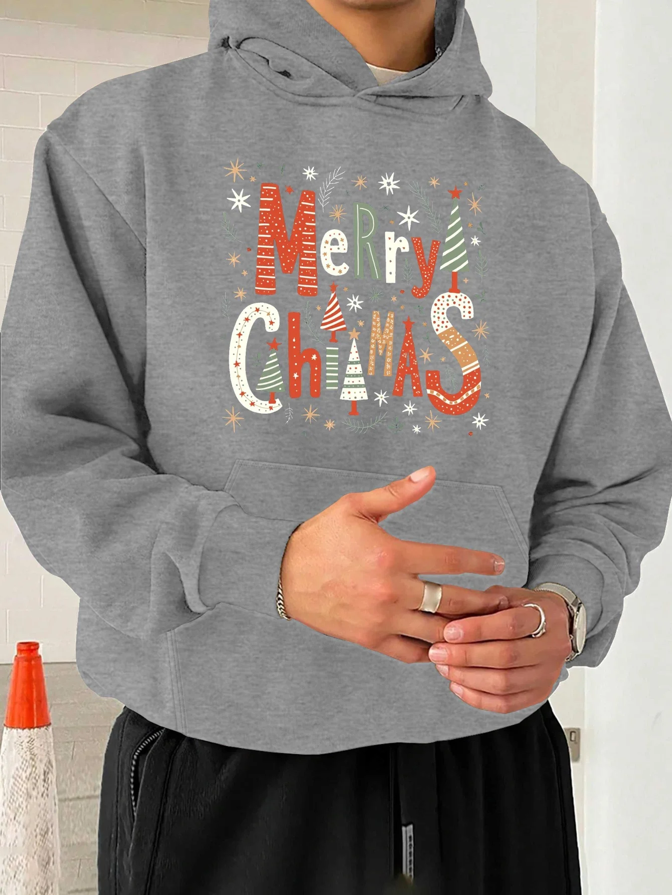 

Мужская зеленая толстовка с капюшоном больших размеров с рождественскими надписями — свободная посадка большого размера с красным и золотистым рождественским принтом