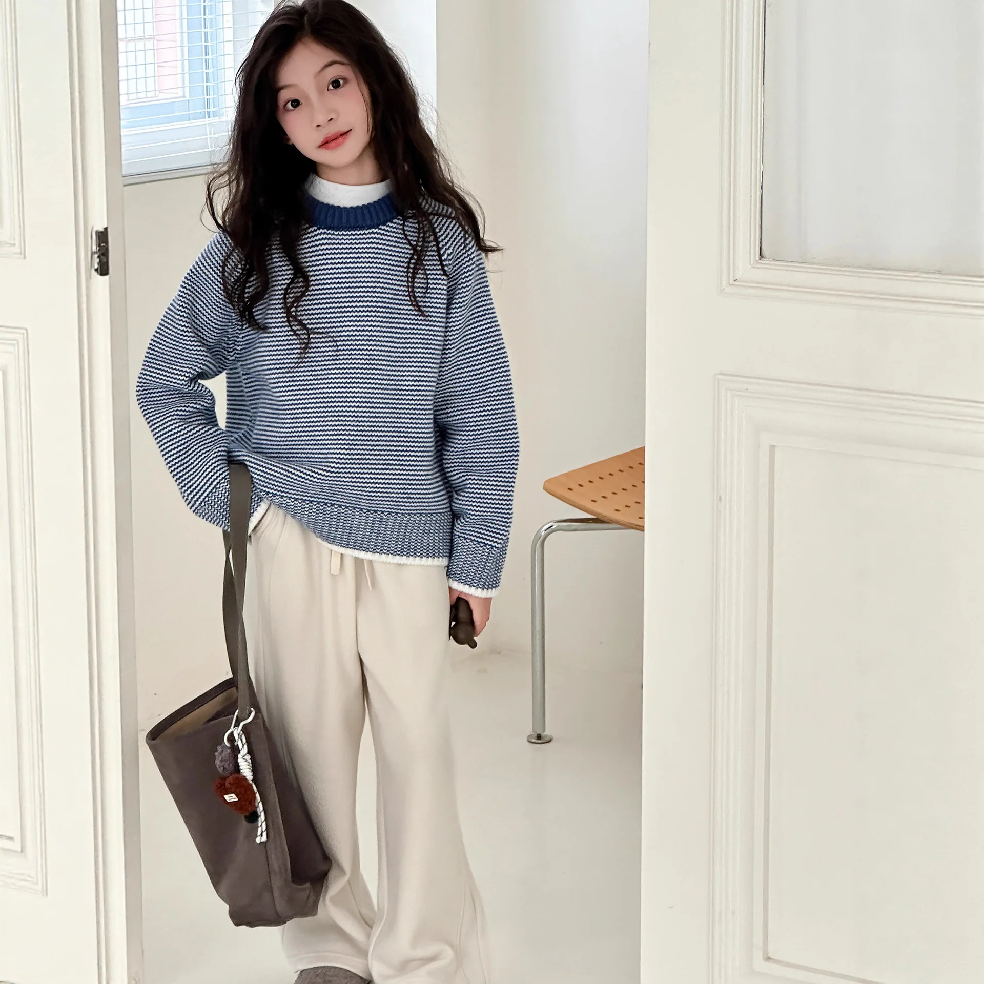 سترة زرقاء مخططة بنمط كسول سترة محبوكة محظورة الألوان قاعدة داخلية علوية حلوة لطيفة ومطابقة تمامًا عصرية #4