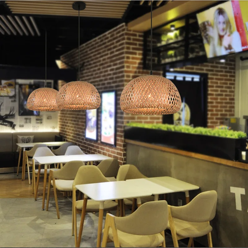 Lampada a LED rotonda in bambù fatta a mano in rattan leggero Lampadario in bambù fatto a mano Retro Cafe Bar Lounge per la camera da letto del ristorante del giardino