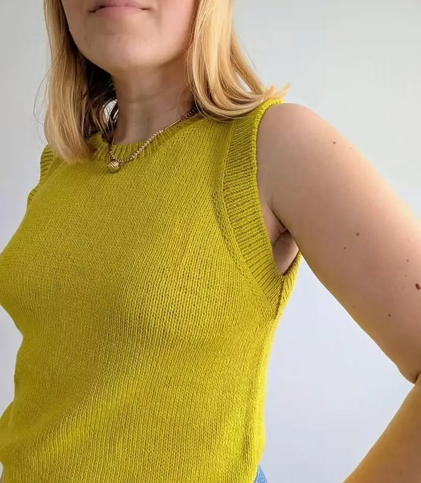 Ärmellose Strickweste im minimalistischen Stil für Damen, modisch und vielseitig, ideal zum Abnehmen im Sommer. – Detail 5