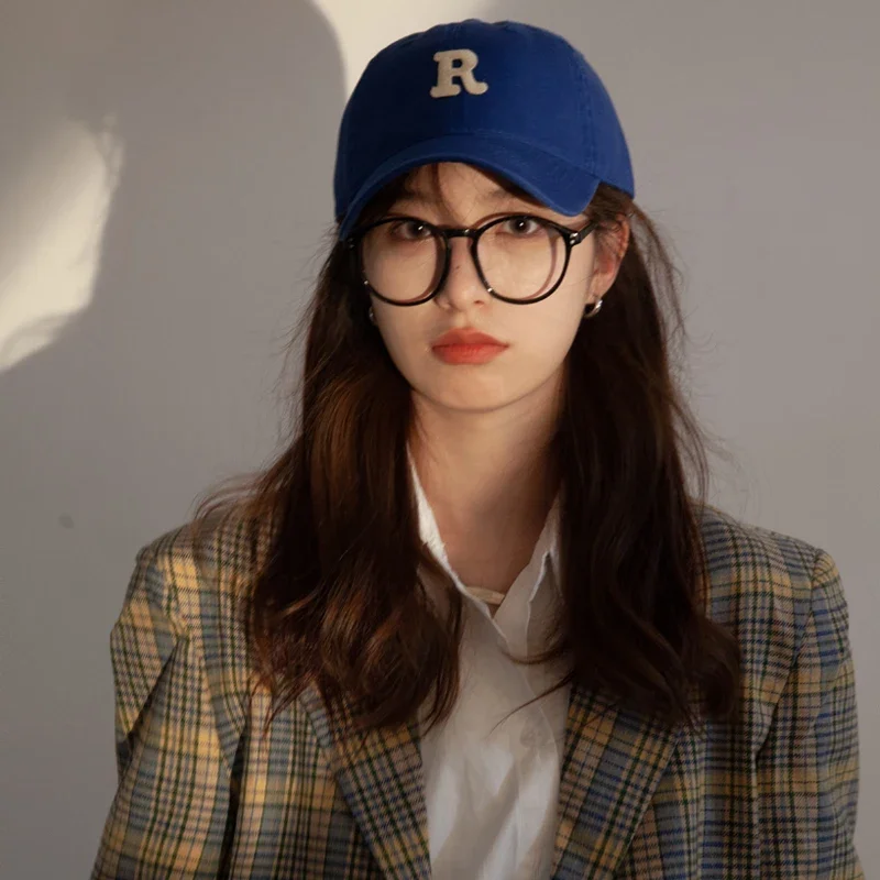 R letter sticker baseball cap for both men and women, adjustable sun hat suitable for sun protection during leisure sports