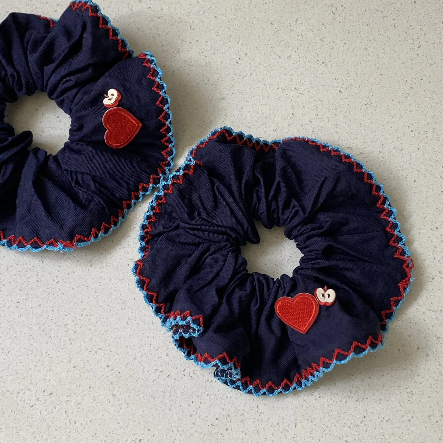 

1 шт. темно-синяя резинка для волос с нашивками в виде сердца и яблока, милый аксессуар для волос с рюшами для женщин, стильная резинка для волос для повседневного ношения