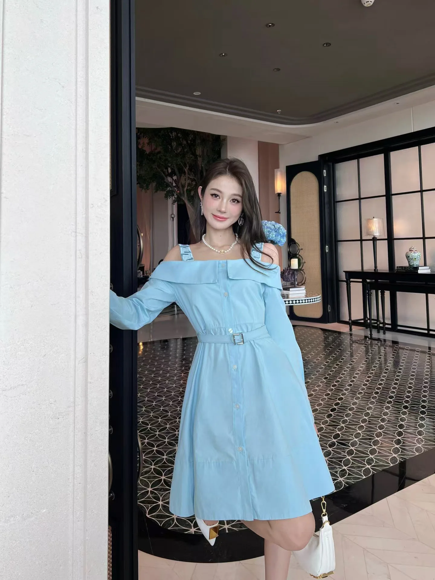 

2024 New luxury brand latest fake two-piece one-shoulder dress in early autumn. Pure desire style. The waist is elastic.