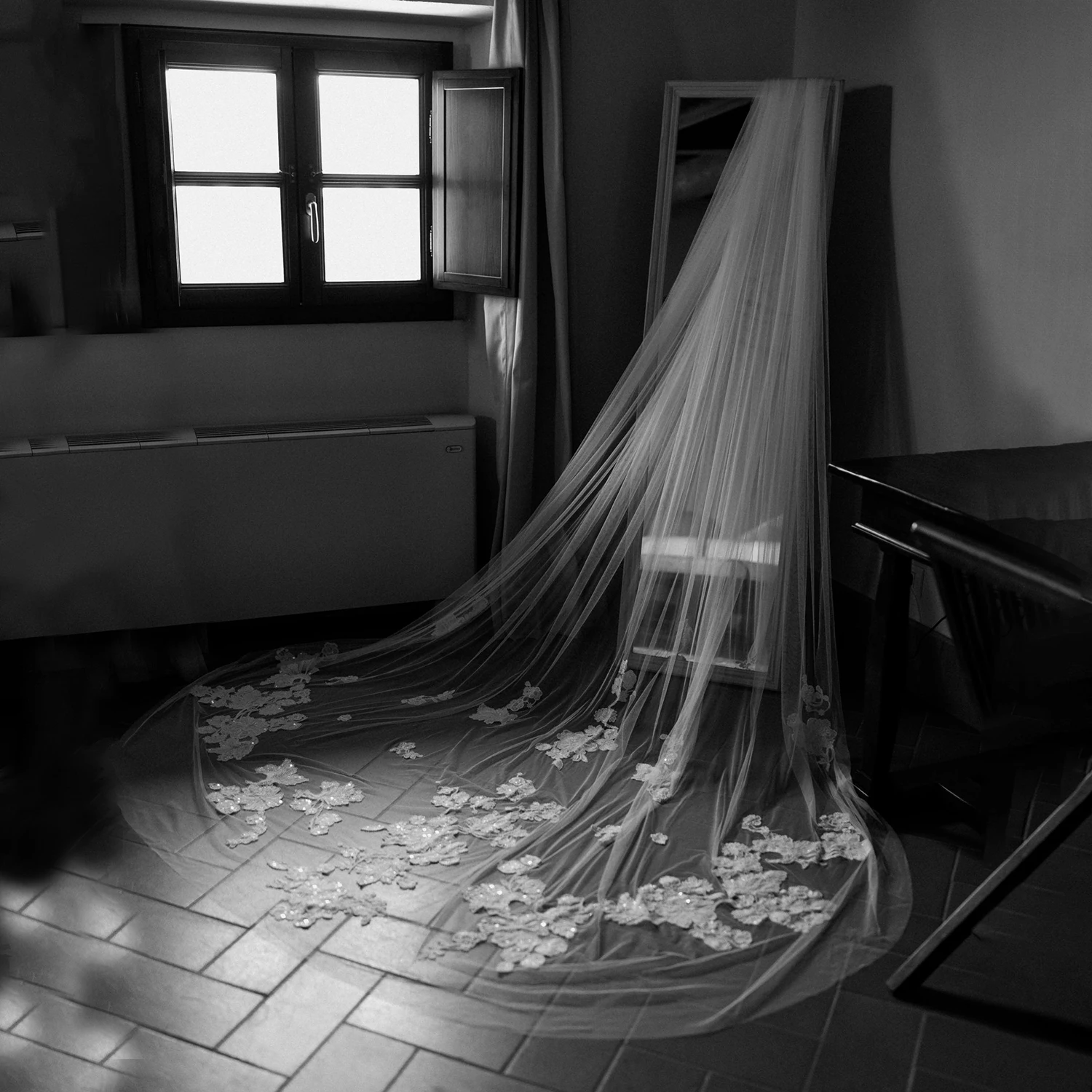 Sequins Bling Lace Bridal Veils with Comb Romantic Lightweight Customized Floral Appliques Cathedral Long Trailing Wedding Veil