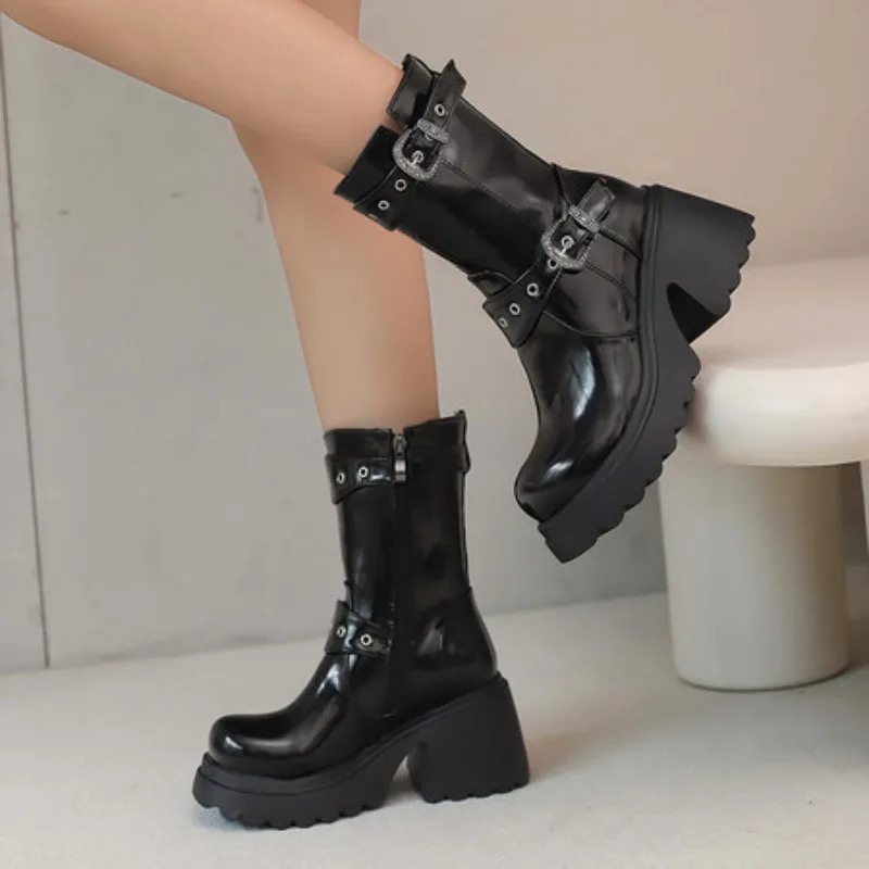 

Дизайнерские блестящие женские сапоги до середины икры с круглым носком на массивном каблуке 8,5 см, платформа 3,5 см, пряжки на молнии, большие размеры 43 44 45