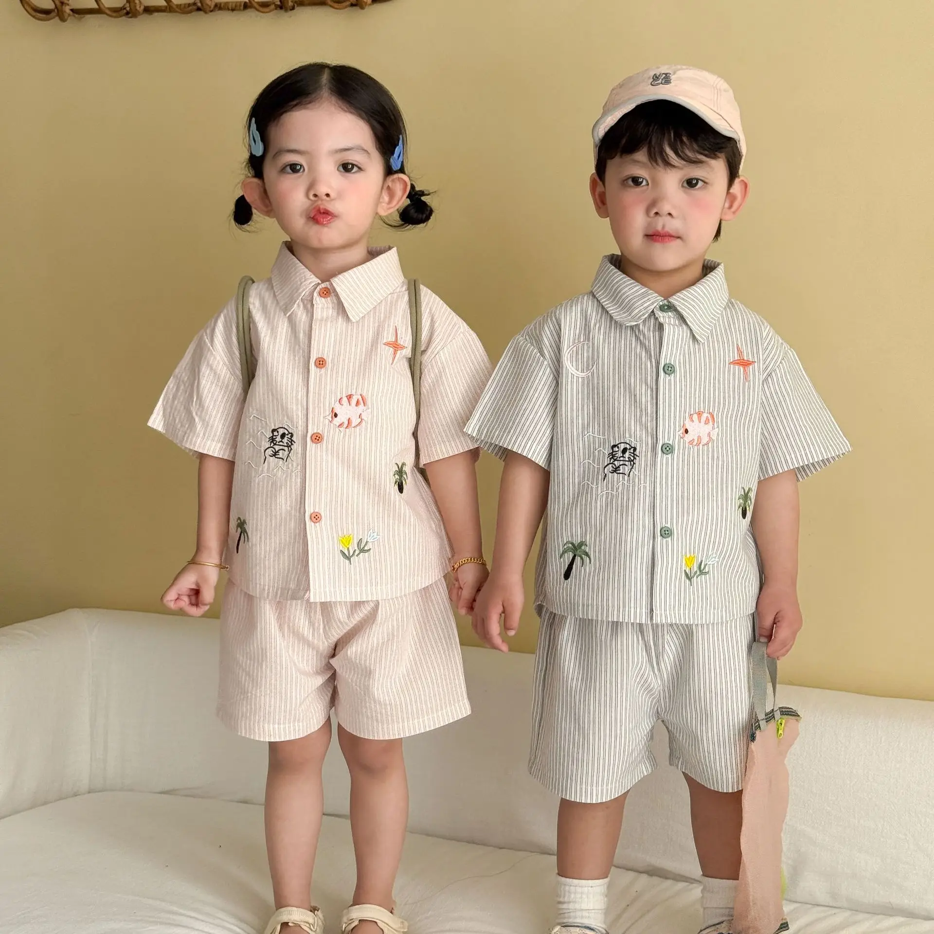 

Летний новый детский комплект 2026: полосатая одежда с коротким рукавом, рубашка с отложным воротником + шорты, 2 предмета, для мальчиков и девочек, наряд для малышей