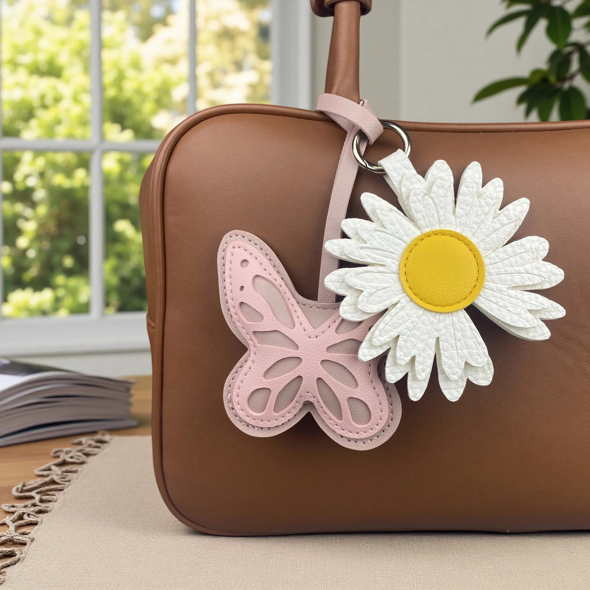 Elegante juego de llaveros y adornos para bolso con motivos florales y de mariposas, fabricados en cuero sintético, con flores y un colgante de mariposa cortado con láser, y un adorno artístico para bolso con forma de