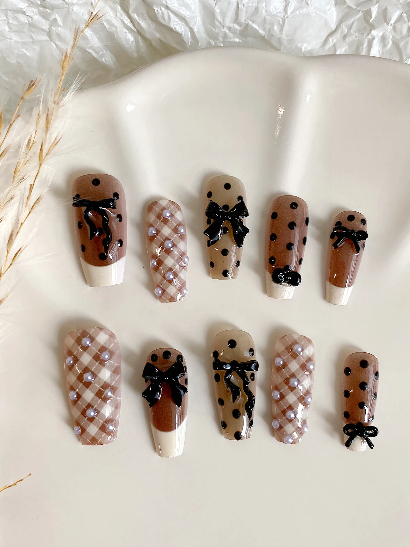 Coffee Brown False Nails, Kawaii 3D Bow Press on Nails, Plaid & Polka Dot Design, Pearl Embellished, Glossy Wearable Nail Art
