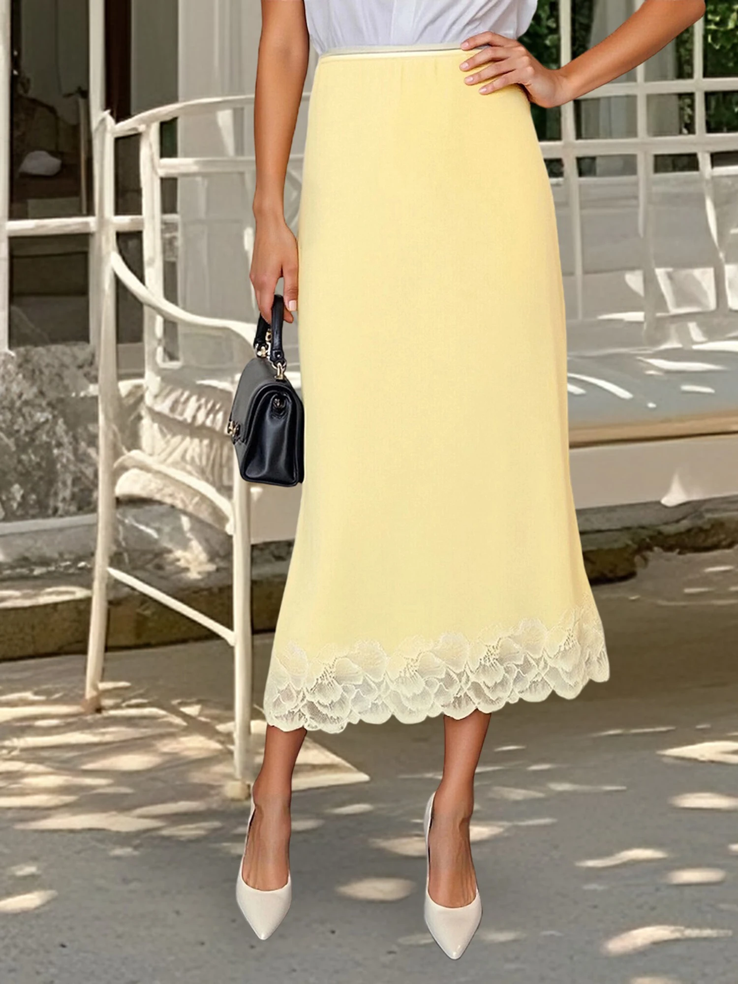 Schicker, knielanger Damenrock aus Satin mit Spitzendetails. Modischer, einfarbiger Rock für einen mittelhohen Stil