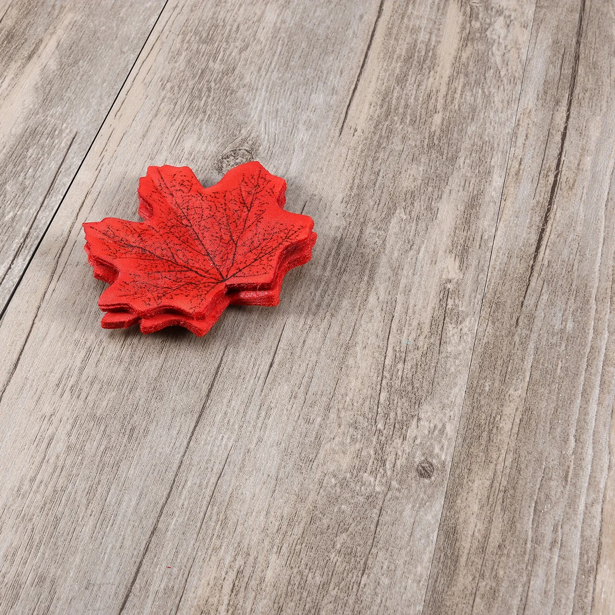 

50Pcs Artificial Maple Leaves Cloth Fake Leaves Realistic Simulation for Party Wedding Birthday Home Decoration Photo Props Red