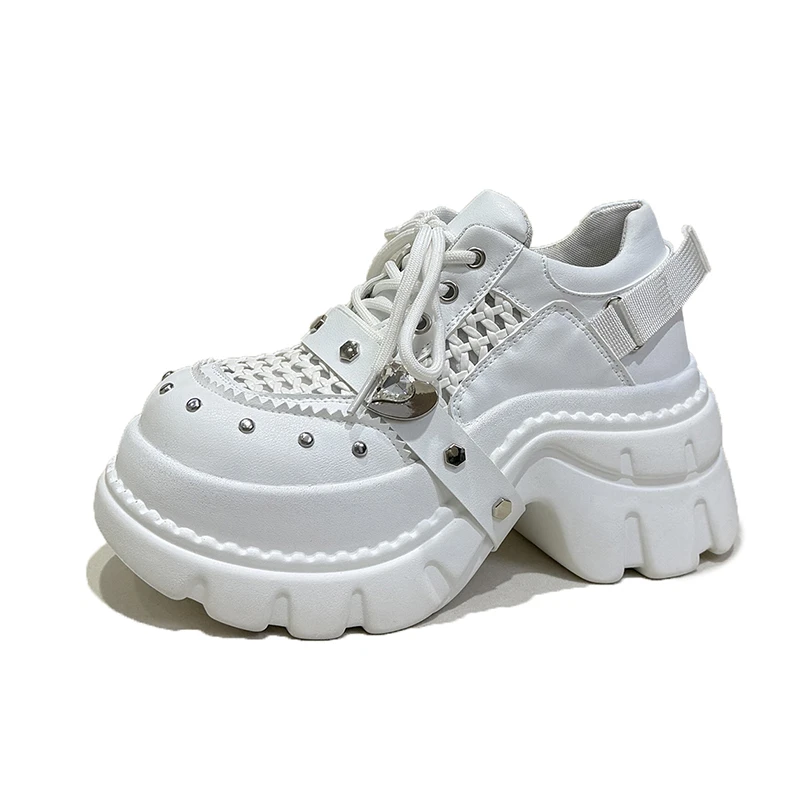 

Новые летние дышащие массивные кроссовки для женщин с декоративными ремнями, в стиле панк, на высокой платформе, вулканизированные, с заклепками, в готическом стиле