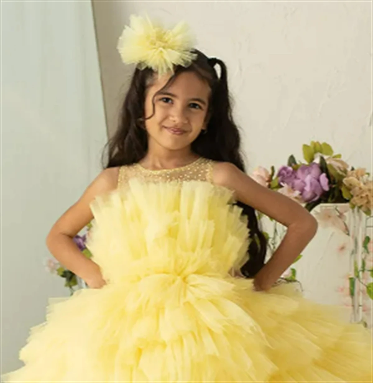 Vestido de niña de las flores de tul en capas amarillas, vestido alto-bajo sin mangas, vestido de fiesta de cumpleaños de primera comunión