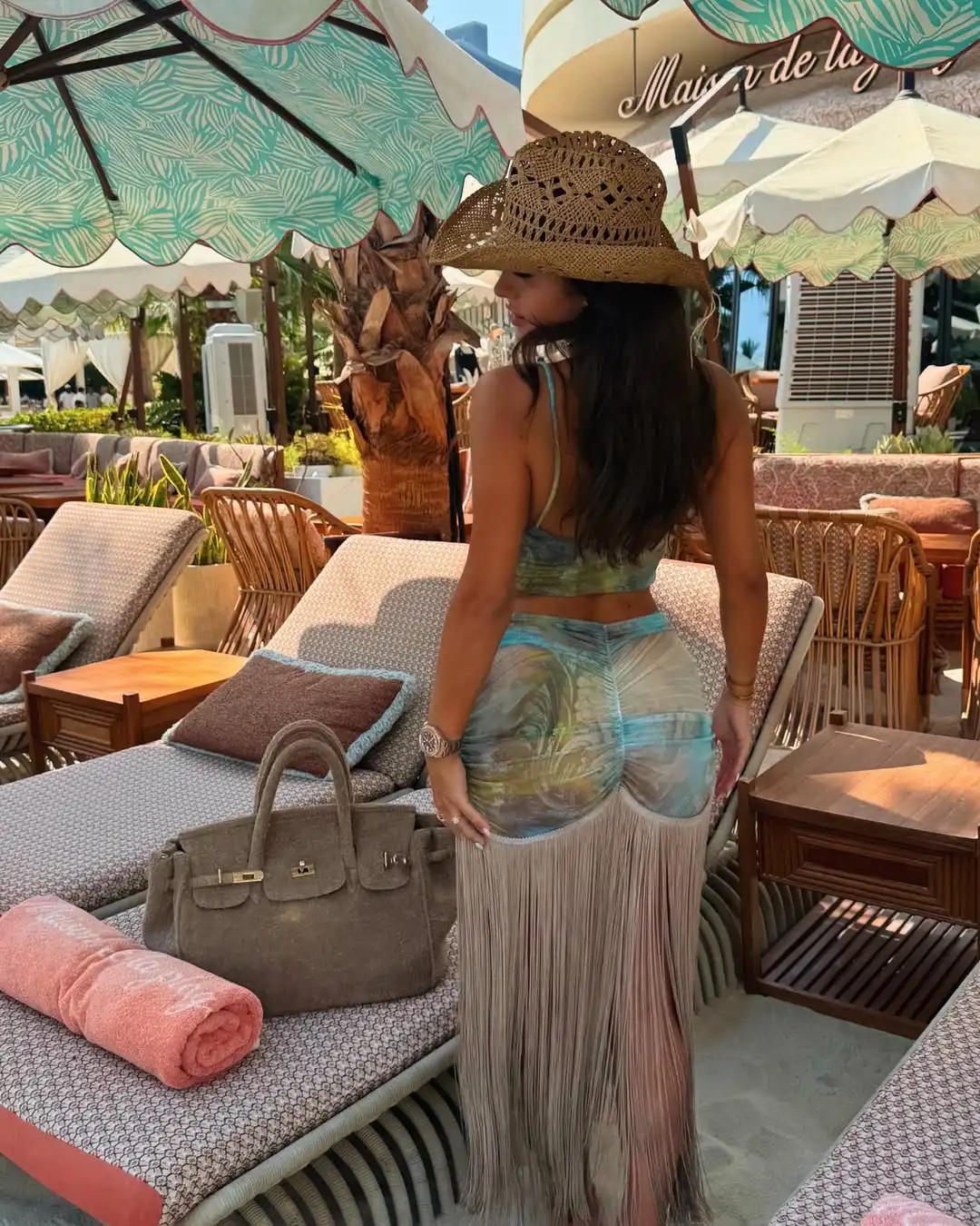 Set bikini alla moda in colore sfumato con gonna con frange, perfetto per abbigliamento da spiaggia e feste in piscina, abbigliamento estivo per le vacanze