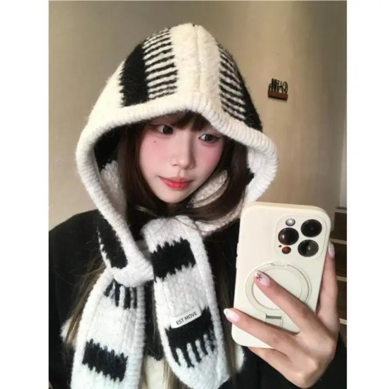 Dicker, Warmer Gestrickter Kapuzenschal mit Schwarz-Weiß-Streifen für Winterliche Outdoor-Aktivitäten und Tägliches Tragen – Detail 7