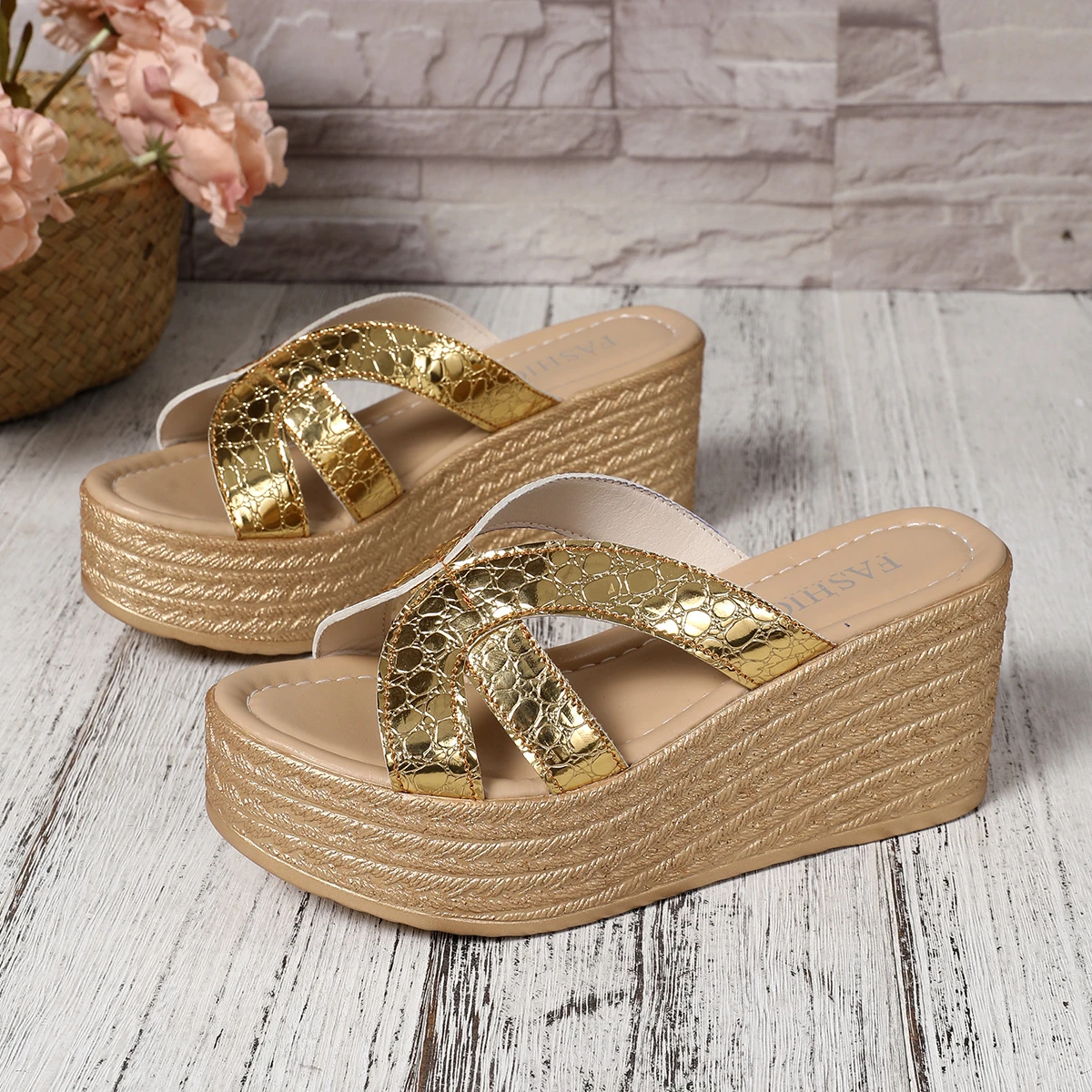 Fashion 2026 Summer Platform Slip-On Sandals for Petite Women, New Flat-One Strap Beach Shoes
