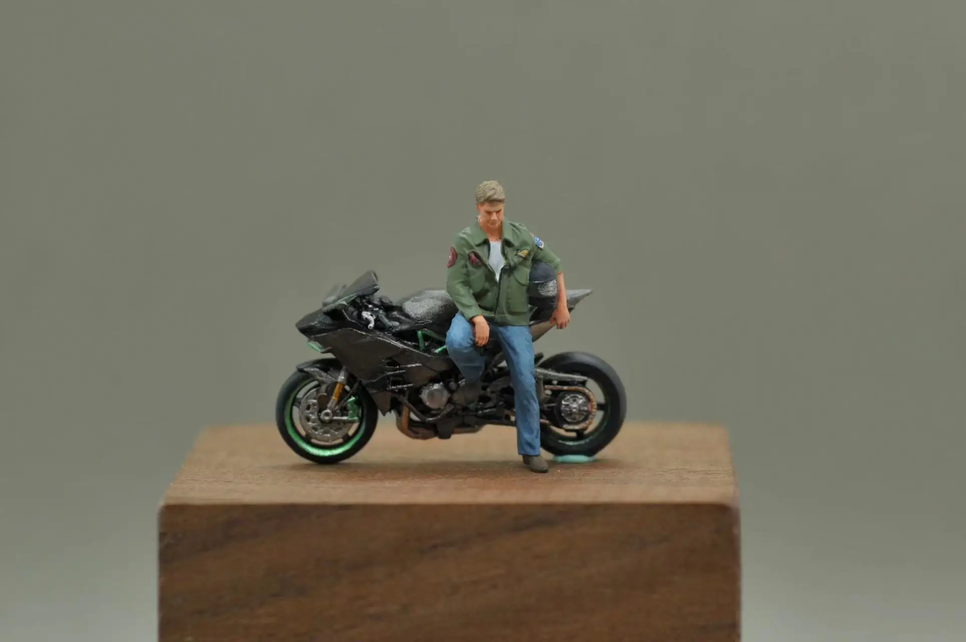 

1/64 Tom Cruise car doll ornament model