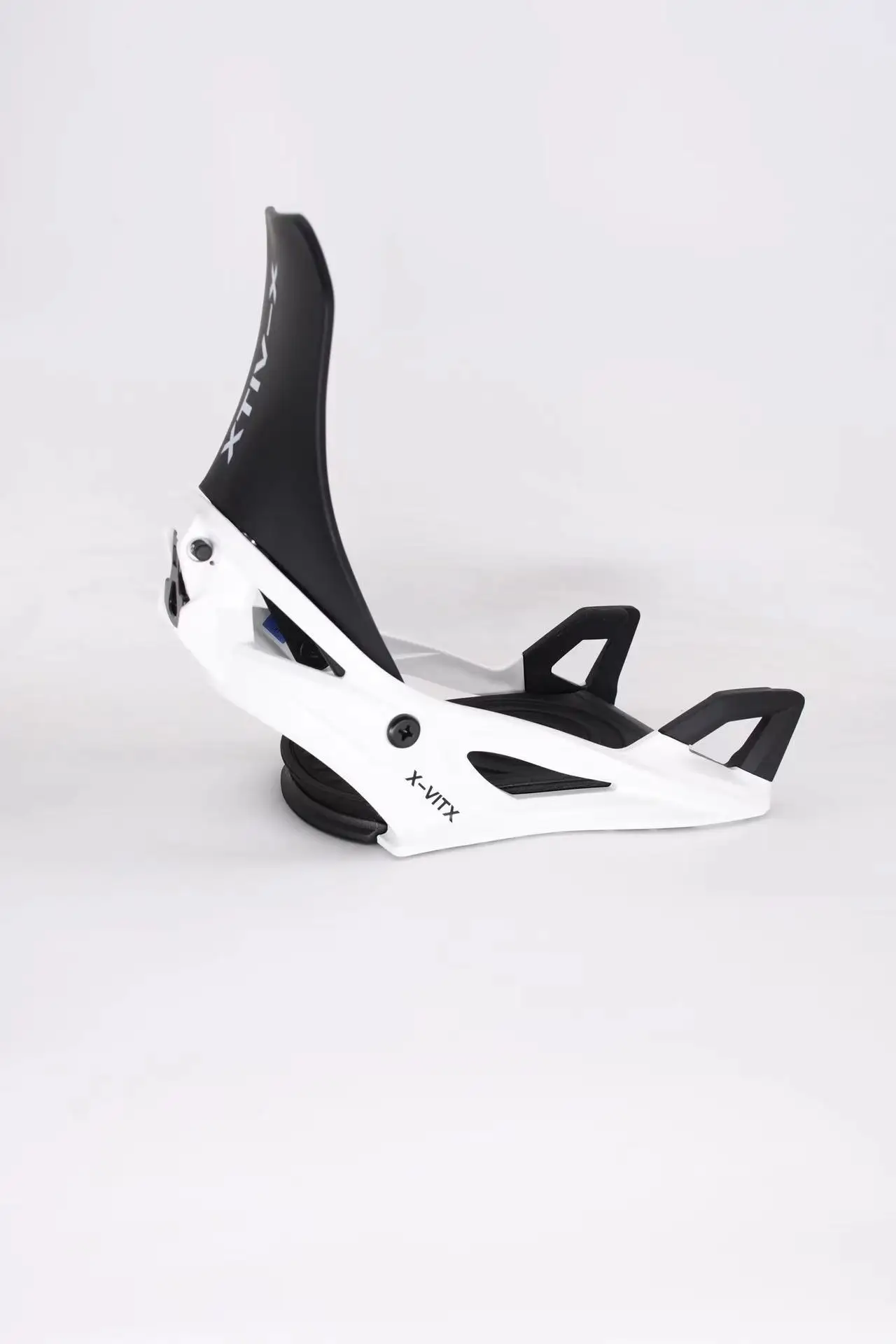 Marche sur les fixations et les bottes de snowboard