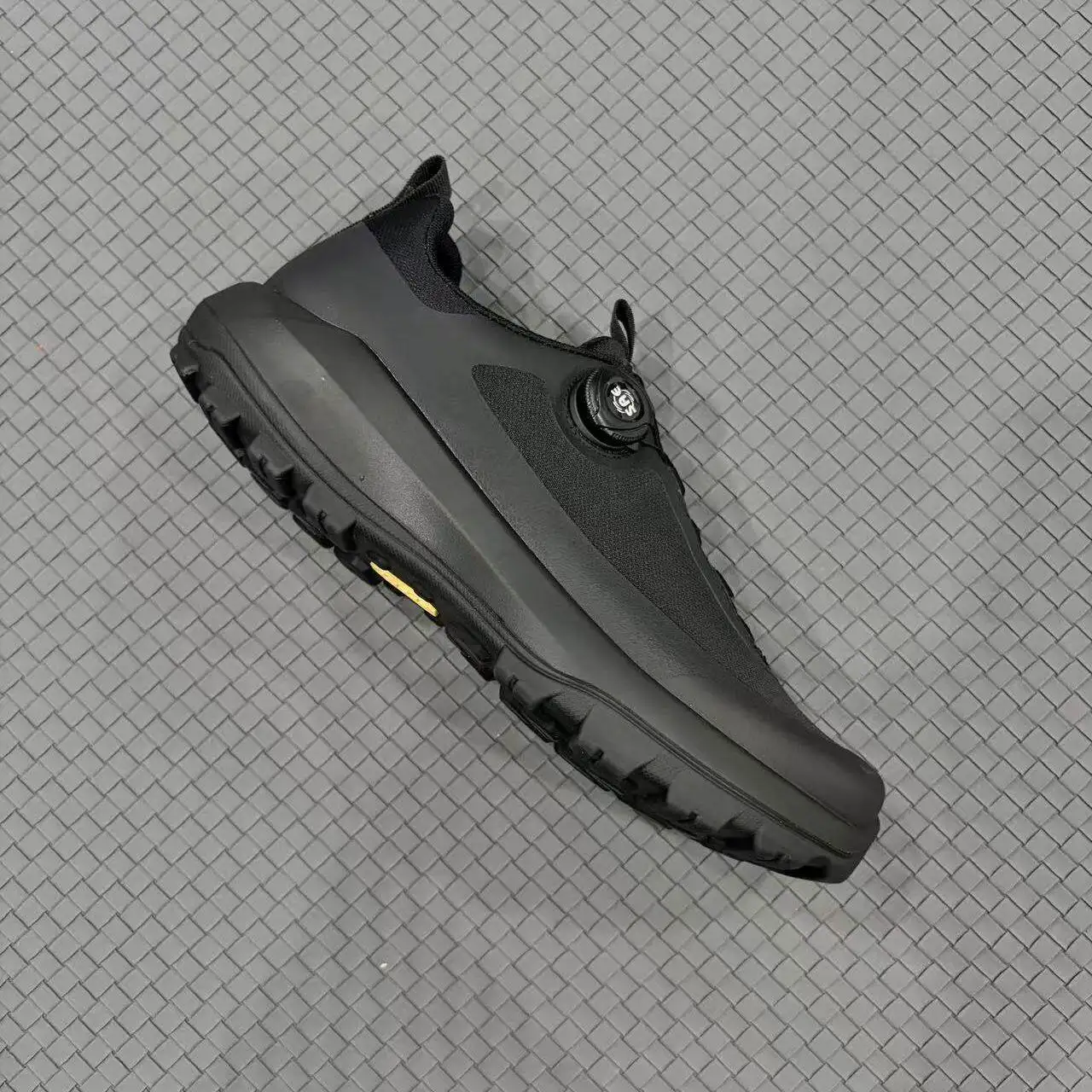 Men's All Black Quick Rotary Lacing Hiking Shoes Breathable Mesh Upper Rugged Lug Casual Trekking Sneakers for Outdoor Walking