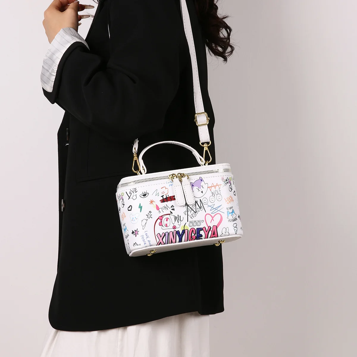 

Сумка-коробка с милым медведем для женщин, кошелек для макияжа с рисунком каракулей, игривая сумка на плечо, необычная сумка через плечо, новинка, косметичка с верхней ручкой