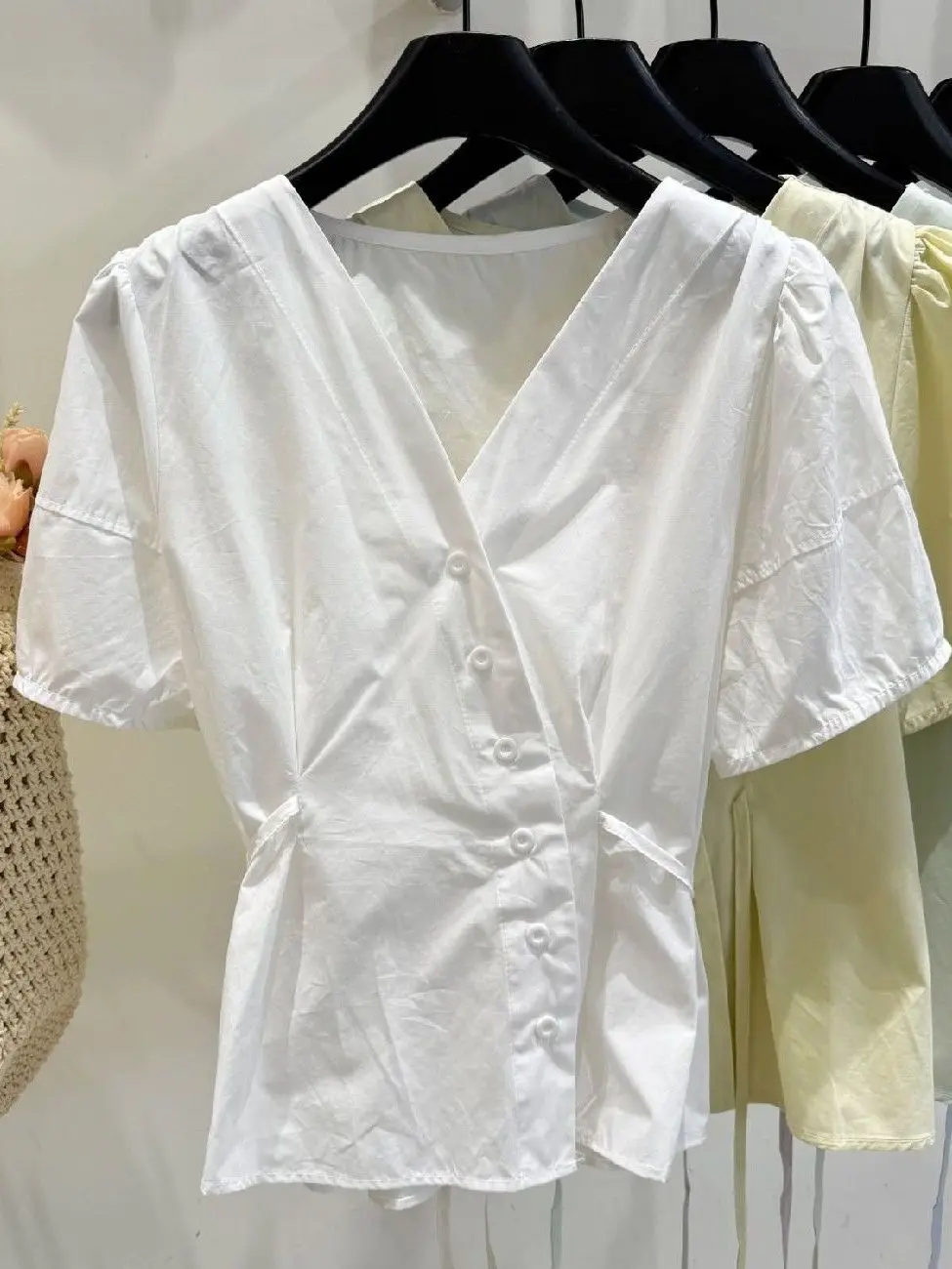 Afslankende kleur Asymmetrische knop V-Ne Summer irt Dames Faion Bubble Sve Top Koreaanse Sle Loose Fit ort S...