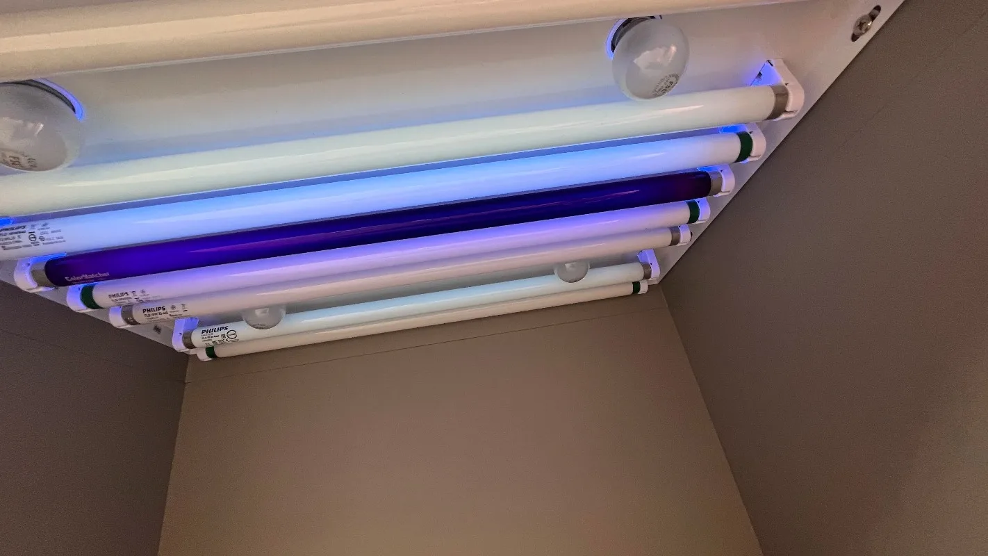 Caixa de correspondência de cores com fonte de luz múltipla