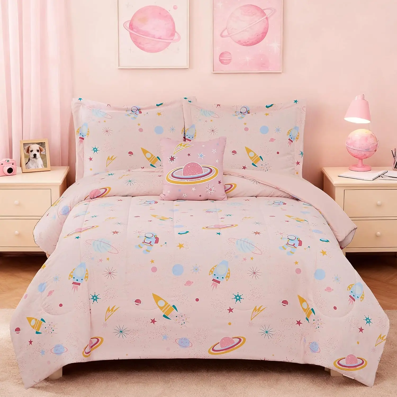 

Полный комплект детского постельного белья с эффектом свечения в темноте для девочек, с изображением планет, включает одеяло и подушки.