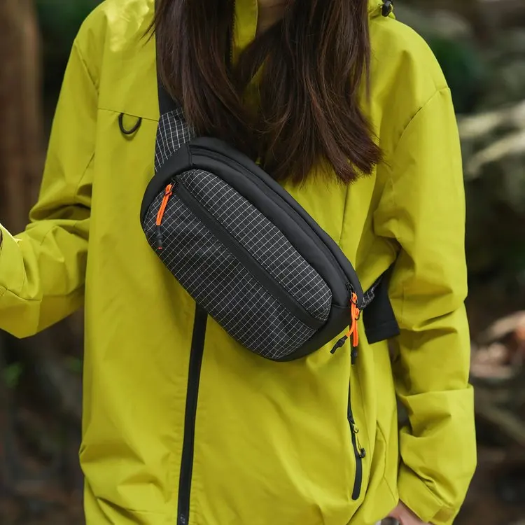 

2025 Autumn New Chest Bag Medium Bla Nylon Fabric Orange Contrast Unbranded ular Men's And Women's Bag