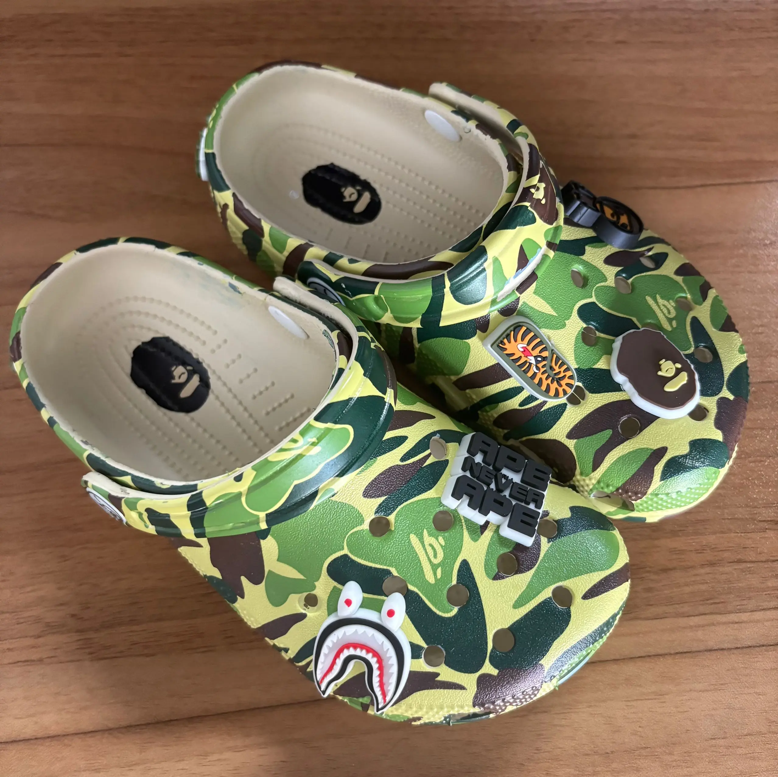 

Новинка 2023 года, летняя камуфляжная обувь в форме пещеры, детские сандалии, уличные пляжные тапочки, домашние нескользящие и дышащие подарки на день рождения