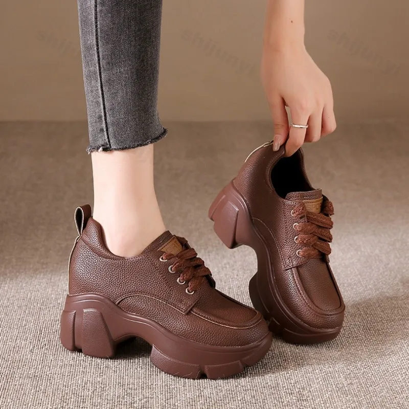 

Однотонные женские туфли на танкетке в стиле ретро с низким берцем, осень 2024, модные универсальные удобные нескользящие кроссовки на массивном каблуке