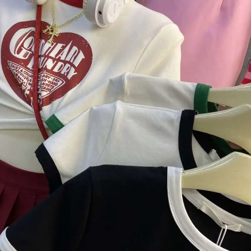 قميص نسائي جديد للصيف بأكمام قصيرة، تصميم هندسي مخيط برقبة مستديرة وطول قصير، مصنوع من ألياف البوليستر 00٪، مجموعة الربيع