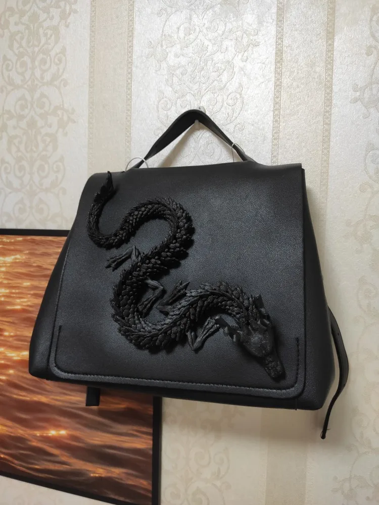 Maßgeschneiderter handgefertigter DIY-Doppelschulterrucksack aus echtem Leder mit 3D-Drachenkönig und schwarzer Königsschlangen-Schulter-Handrucksack – Detail 5
