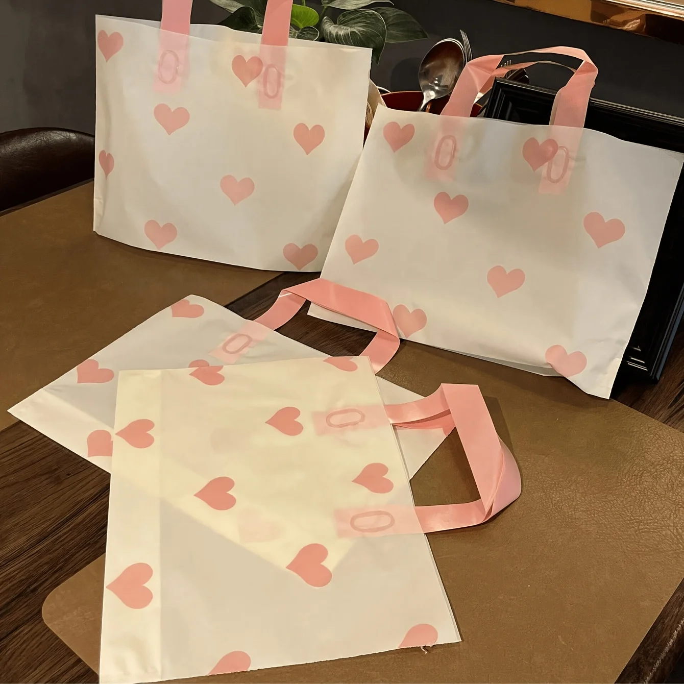 25pcs Heart Pattern Thickened Plastic Gift Bags, Reusable, Large Capacity Shopping Bags, Birthday Surprise Gift Packaging.