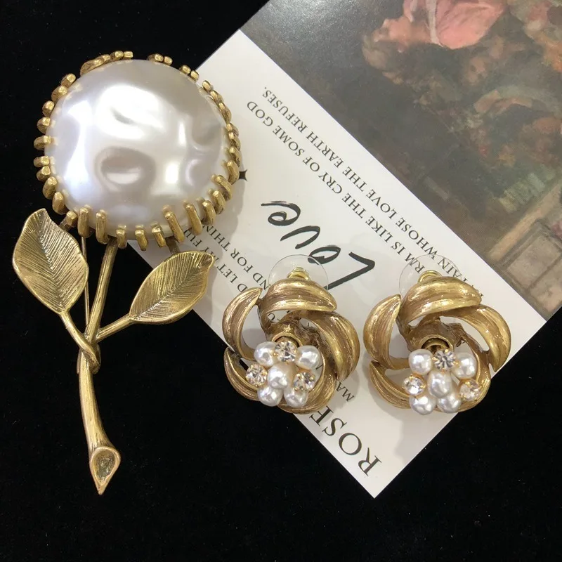 High-grade Copper Material Pearl Jelly Resin Flower Corsage Stud Earrings Set Antique Graceful Atmosphere Versatile Pin
