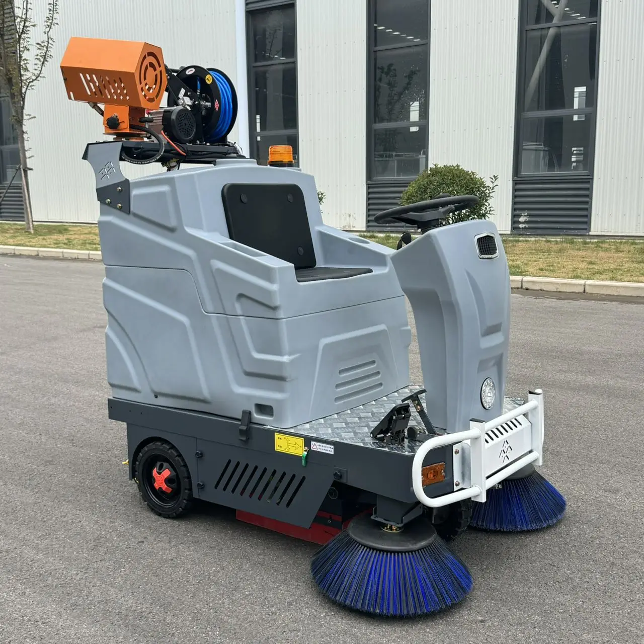 High-pressure Water Gun Road Sweeper High-power Motor Sweeping Washing Equipment Electric Street Cleaning Machine with Brush