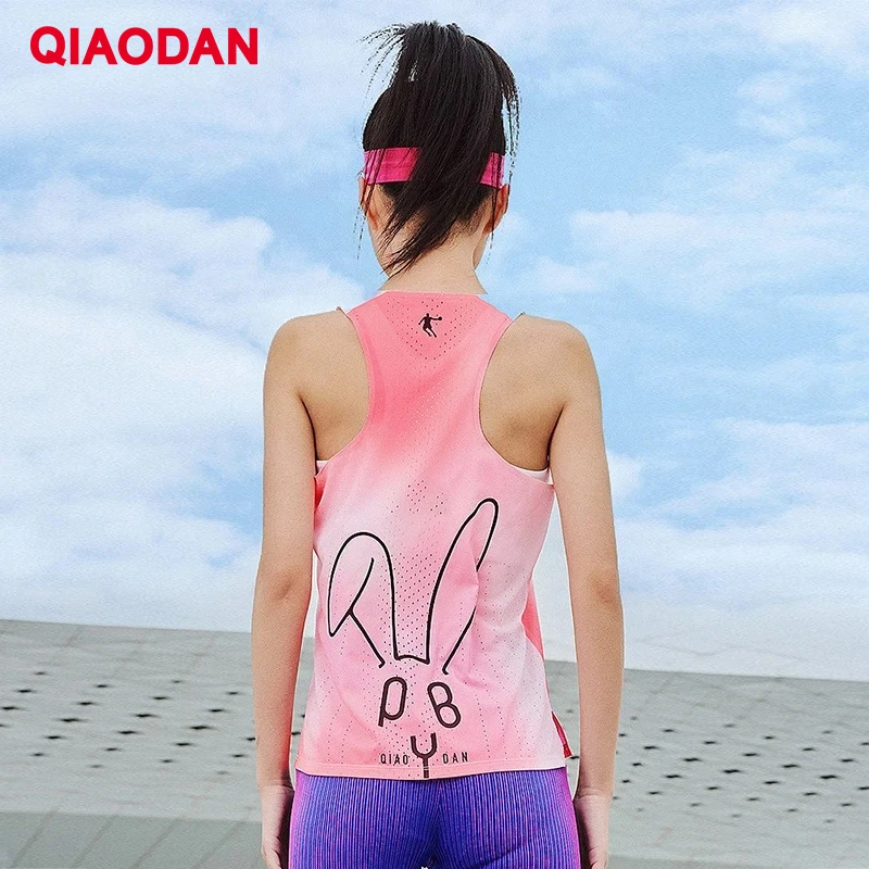 QIAODAN Gilet sportivo da donna ad asciugatura rapida 2025 Abbigliamento sportivo estivo da corsa Top da allenamento traspirante QZBVS2241060R