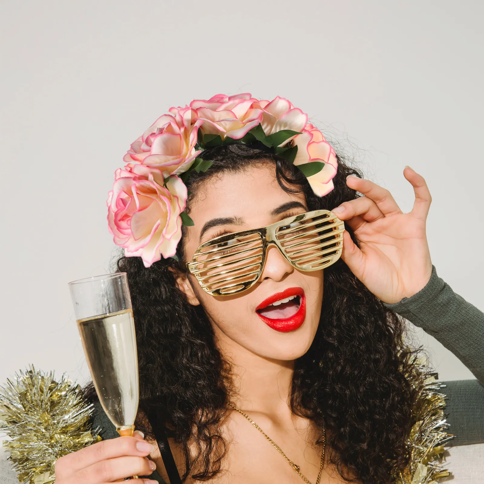 

Изысканный венок из искусственных роз для волос, цветочная корона для невесты, свадьбы, праздников, торжественных мероприятий, в стиле бохо