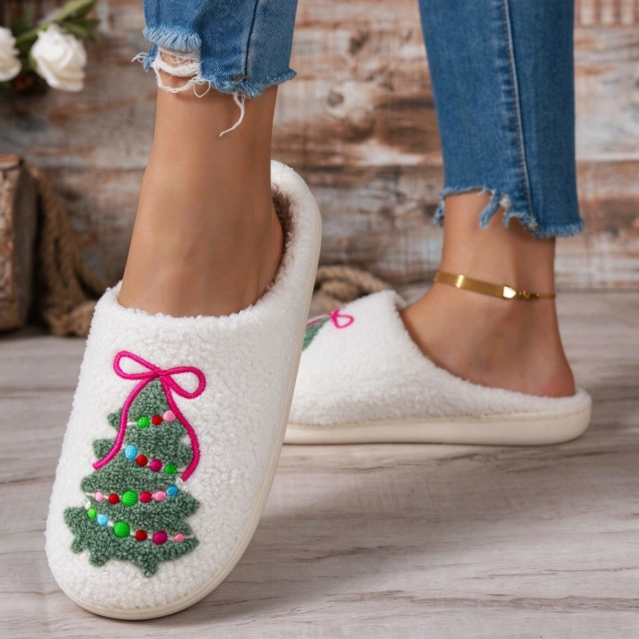 Shoe Tree - 女性用クリスマス柄のふわふわスリッパ。クリスマスツリー、ピンクのリボン、カラフルなオーナメント、刺繍が施され、暖かく快適で、滑りにくく、室内用の冬用靴。