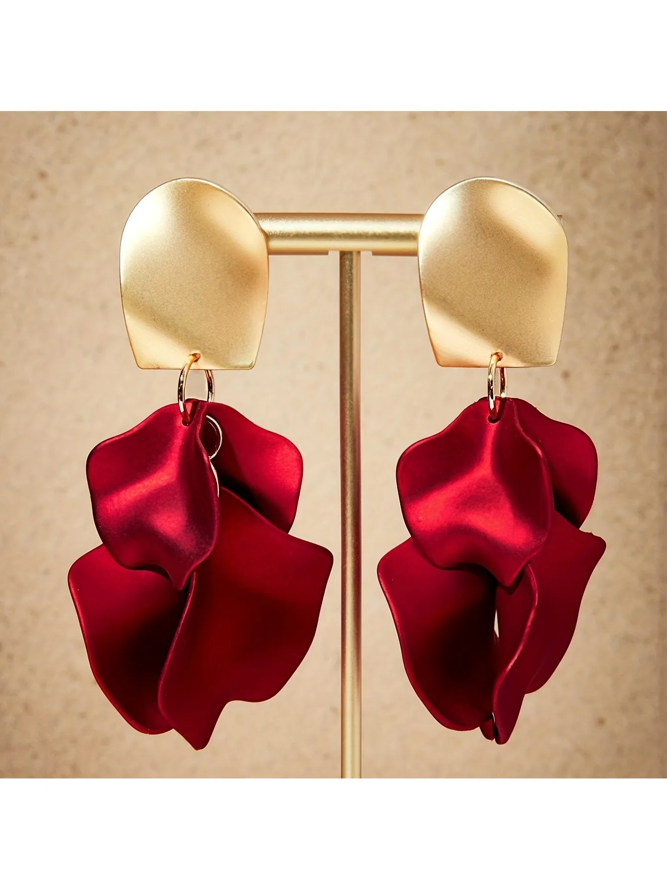 

2026 new model, a pair of Japanese and Korean style sexy rose flower petal earrings.