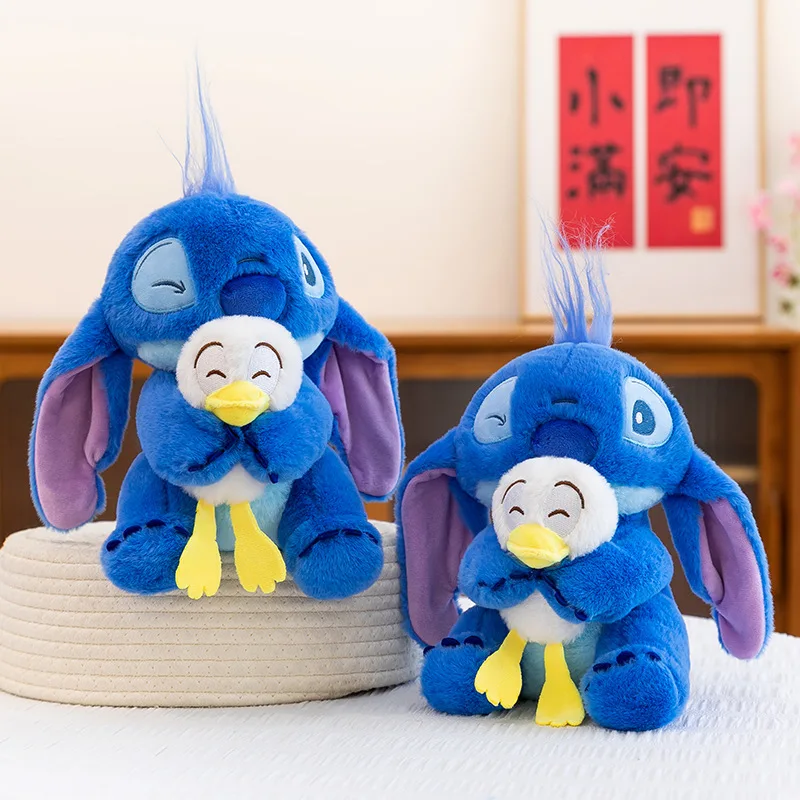 2025年新作 可愛い漫画風クリスマスステッチぬいぐるみ クリエイティブな楽器人形 誕生日プレゼント アヒルを抱くステッチ