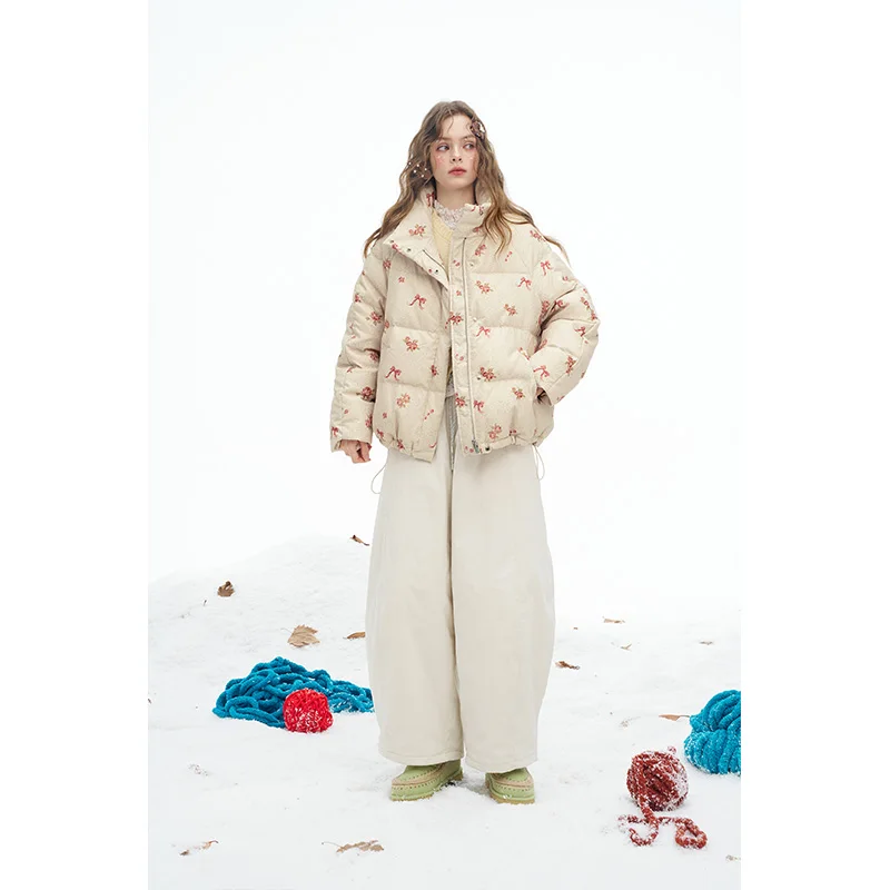 ELFSACK 2025 Winter New Arrivals Y2K Sweet Cute Solid Rose Bow Graphic Hoodless Half High Stand Collar Short Down Jacket For Wom