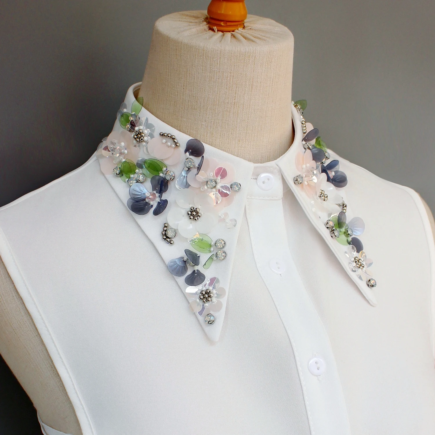 

Один экземпляр роскошного и искусно выполненного накладного воротника для женщин. Он украшен сложной вышивкой бисером и пайетками, воплощающими...