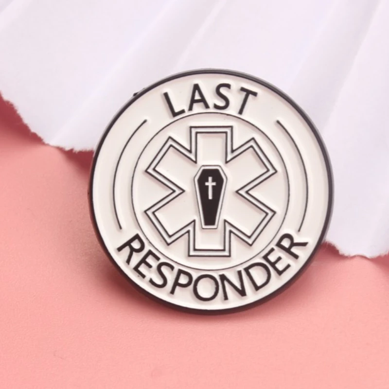 دبوس المينا المضحك "الوصول الأخير" - دبابيس التابوت المضحكة EMT