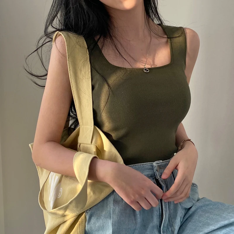 Elegancka letnia kamizelka dla druhen z kwadratowym dekoltem, wyszczuplająca, kolorowa bielizna, odkrywająca ramiona, modna.