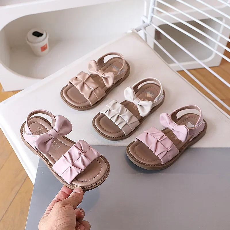 

Новая обувь для девочек, модные универсальные милые сандалии, модная летняя обувь принцессы, классическая легкая детская обувь на плоской подошве, удобная повседневная пляжная обувь