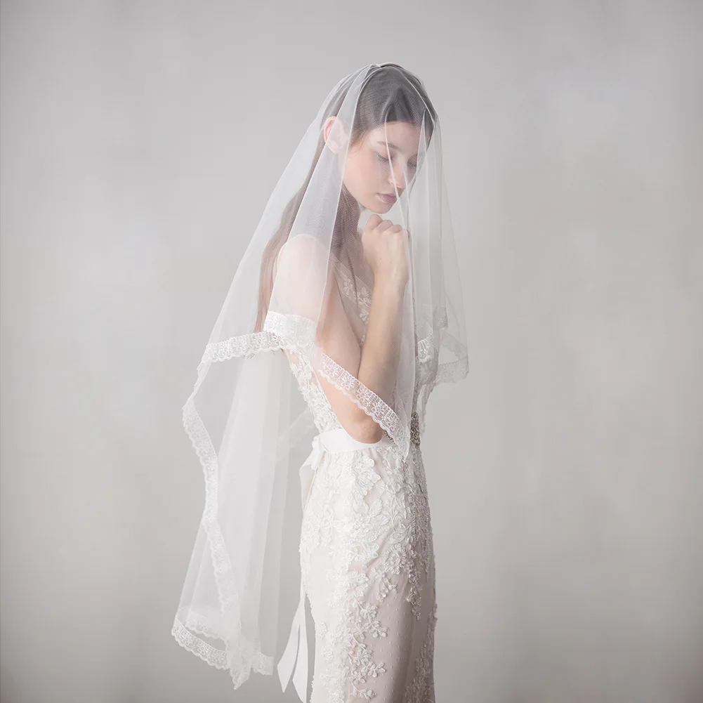 V608 Hand-Sewn Lace Veil with Comb, Wedding Veil, European and American Simple Lace Edge Mid-Length Bridal Veil