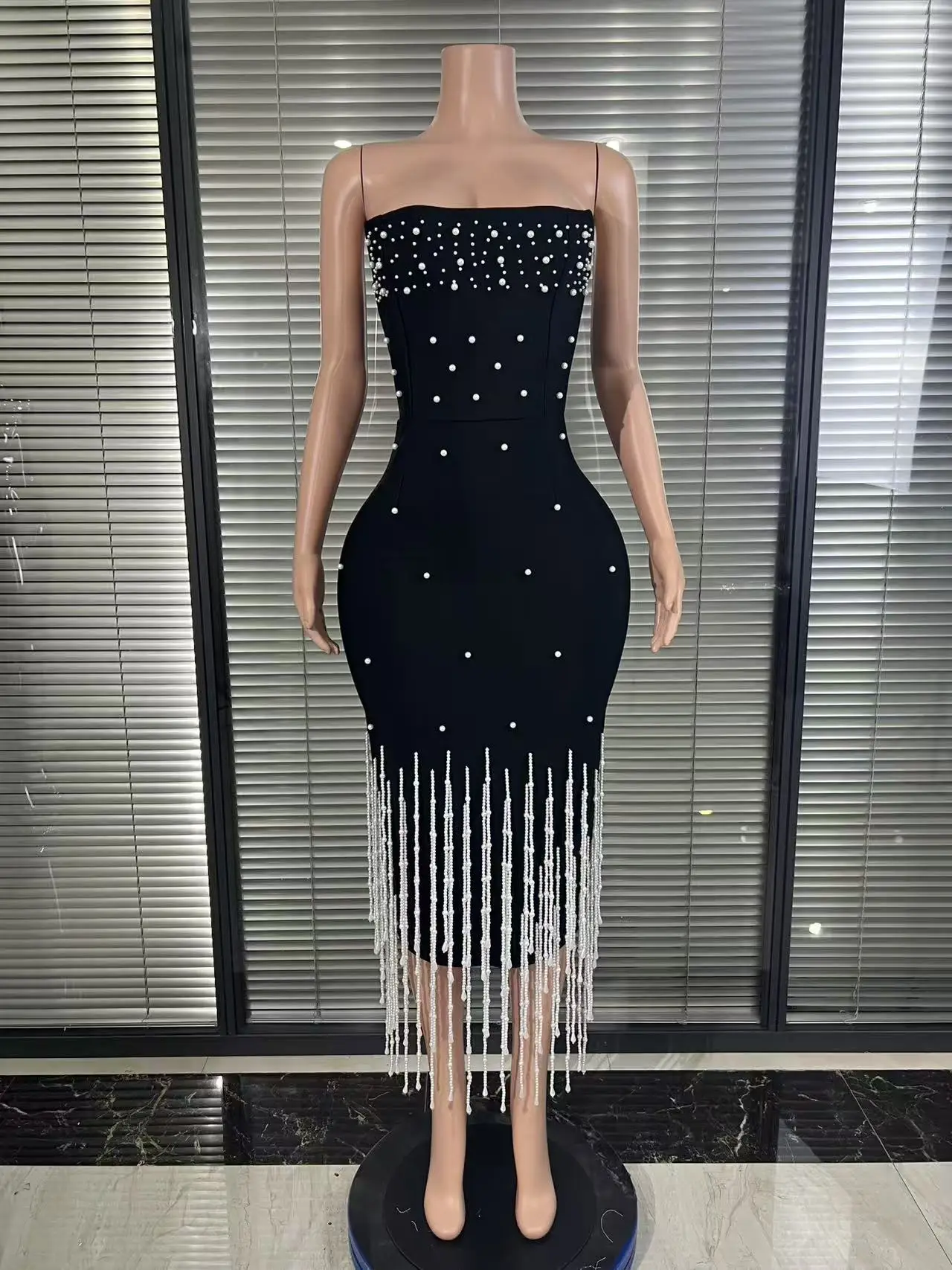 Robe noire sans bretelles pour femme, ornée de détails en perles, élégante robe ajustée mi-longue, idéale pour les soirées